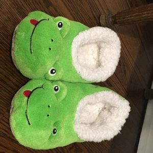 snoozies frog slippers